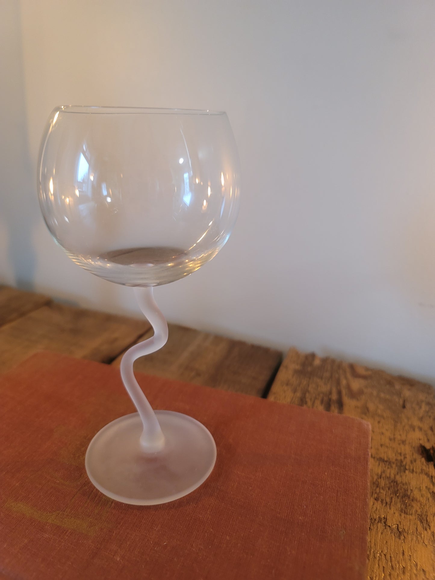 Single Wavy Frosted Wine Glass